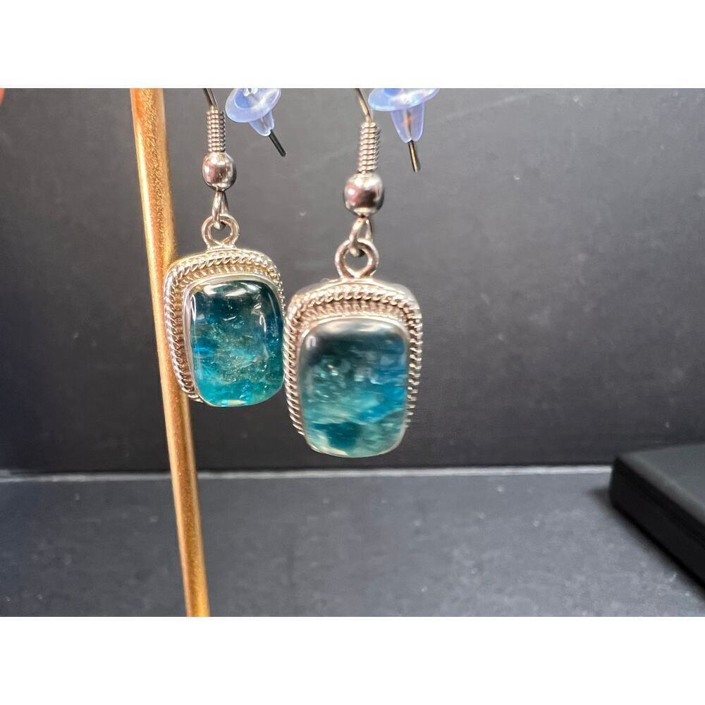 NEW neon apatite in matrix in platinum over copper - Picture 6 of 16